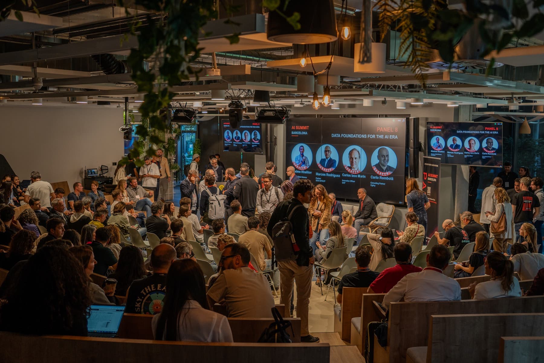 A full room of attendees applauding a talk